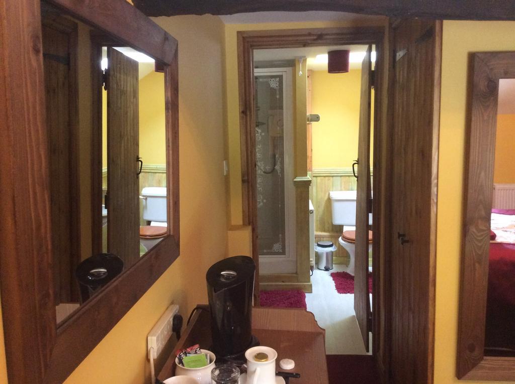 The Old Forge B&B Knockin Szoba fotó